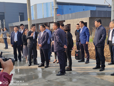 共進：歡迎新沂市市委書記高山及各位領(lǐng)導(dǎo)來廠視察，感謝他們對共進機械廠的大力支持！